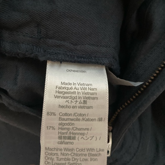 Madewell cotton-hemp blend pleated shorts in navy - Picture 6 of 6